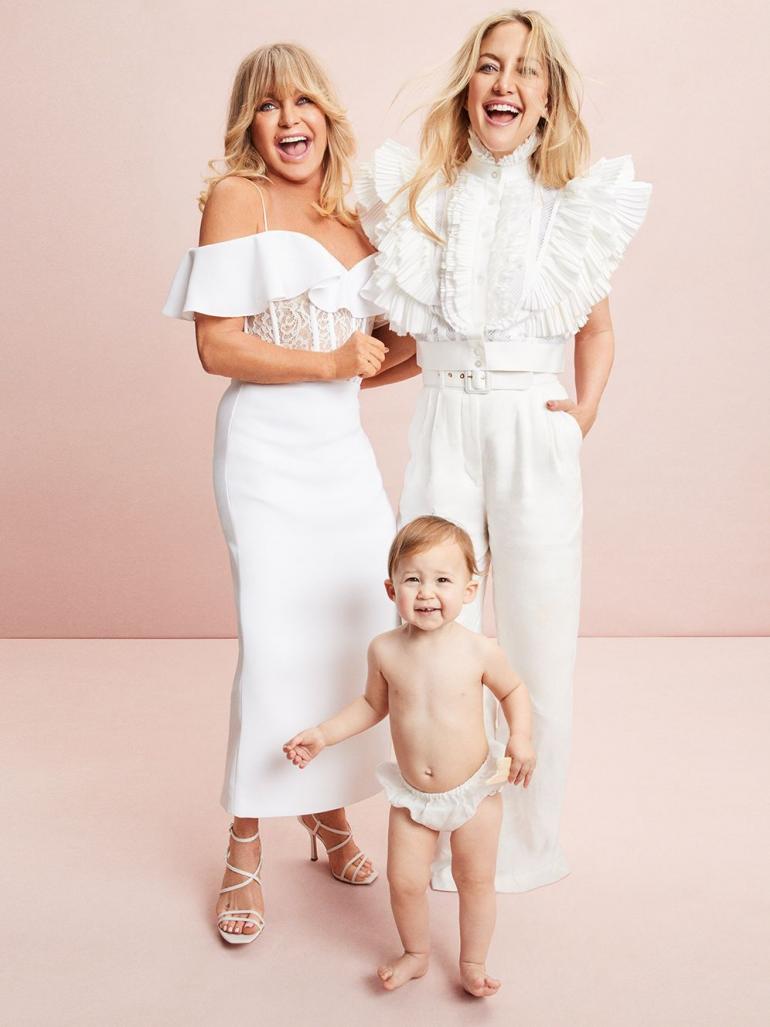 Кейт Хадсон с мамой и дочкой стоят на розовом фоне