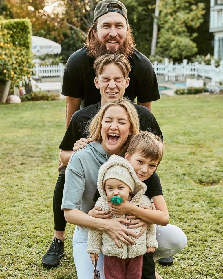 Кейт Хадсон с мужем и детьми сидит на лужайке