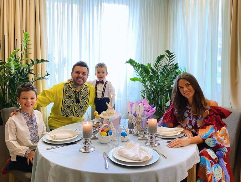 Гриша Решетник с семьей за столом