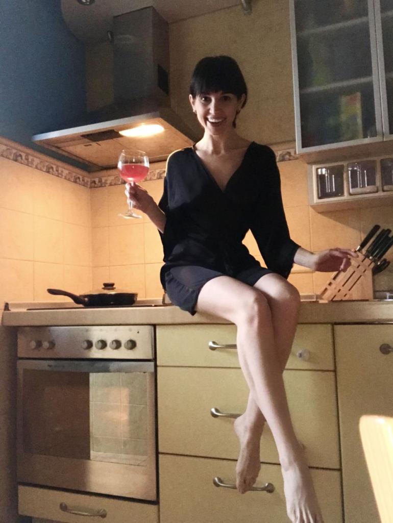 Лали Эргемлидзе сидит на столе на кухне