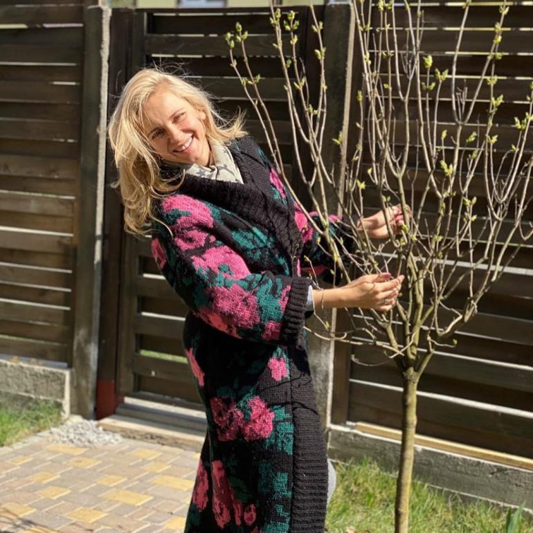 Лилия Ребрик садит дерево