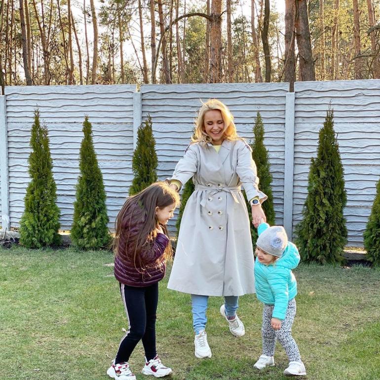 Лилия Ребрик стоит с дочками на даче
