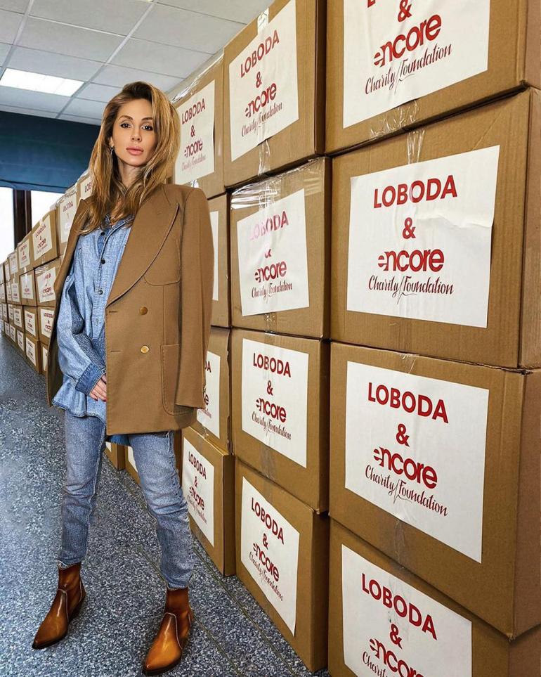 Светлана Лобода передала в Киевский волонтерский штаб более 1000 продуктовых коробок