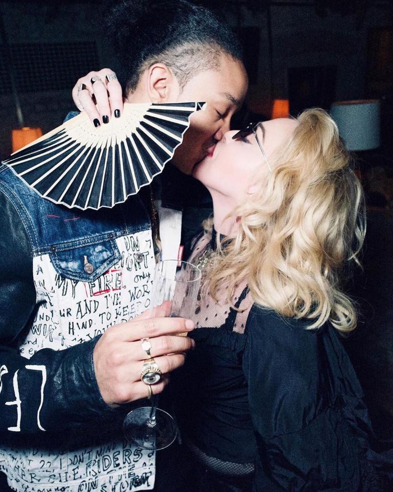 Мадонна и Ахламалик Уилльямс  целуются