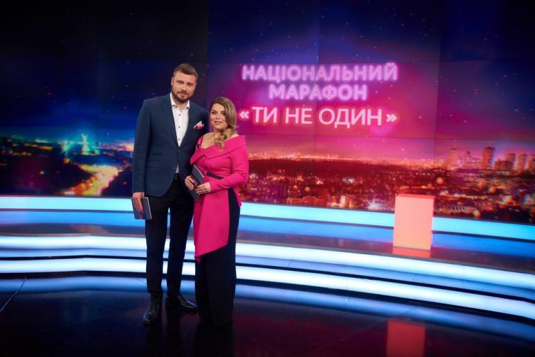 Егор Гордеев и Неля Шовкопляс стоят в телестудии