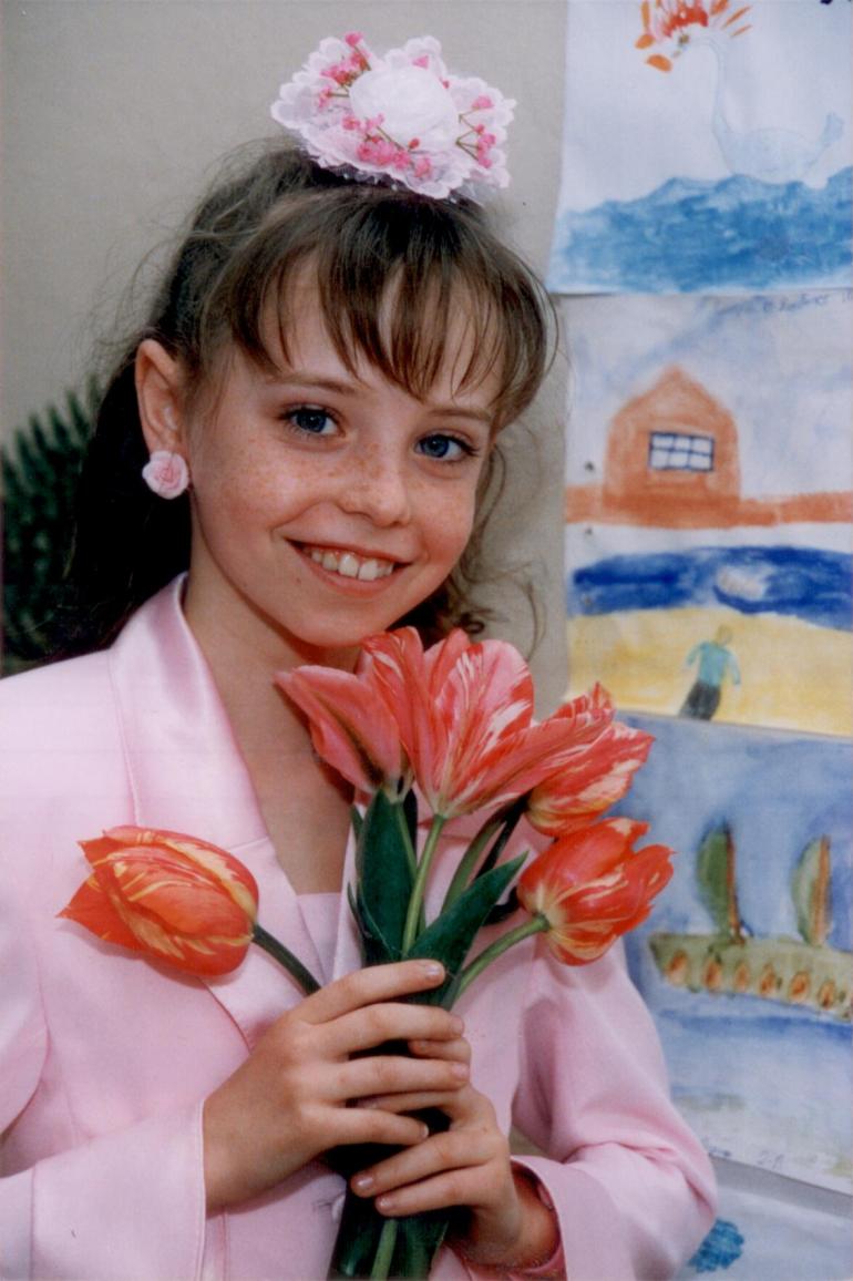 Надя Дорофеева маленькая девочка с букетом тюльпанов