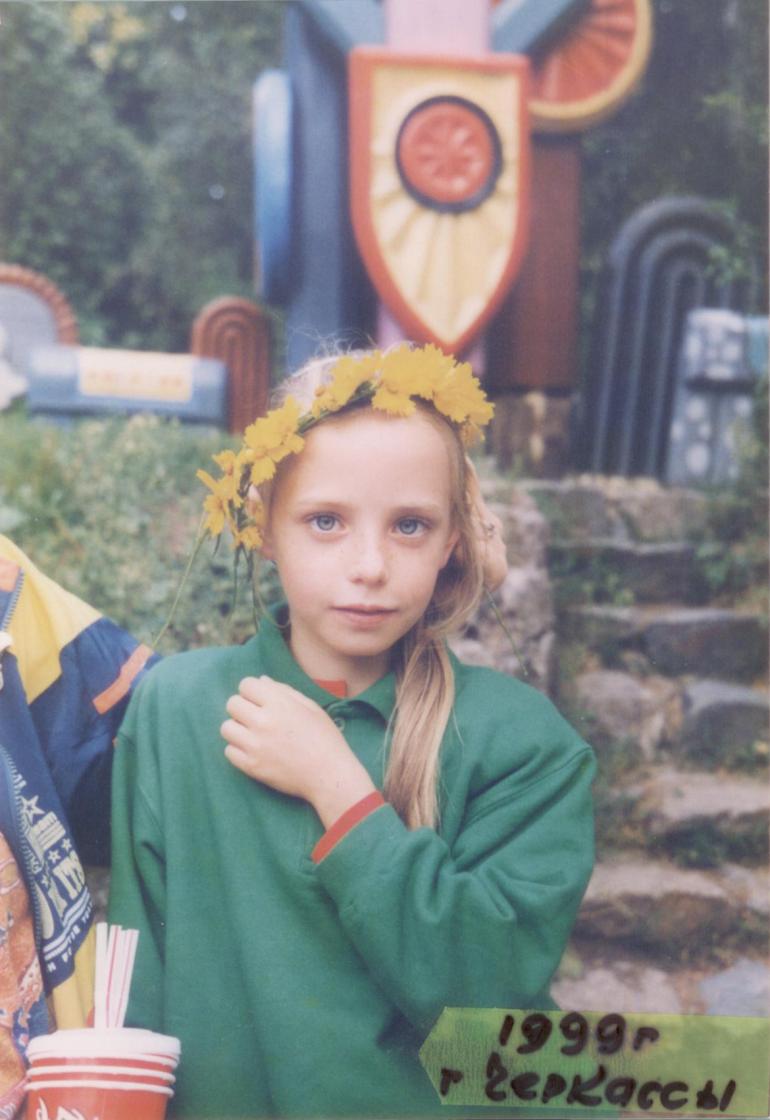 Надя Дорофеева в детстве с венком на голове