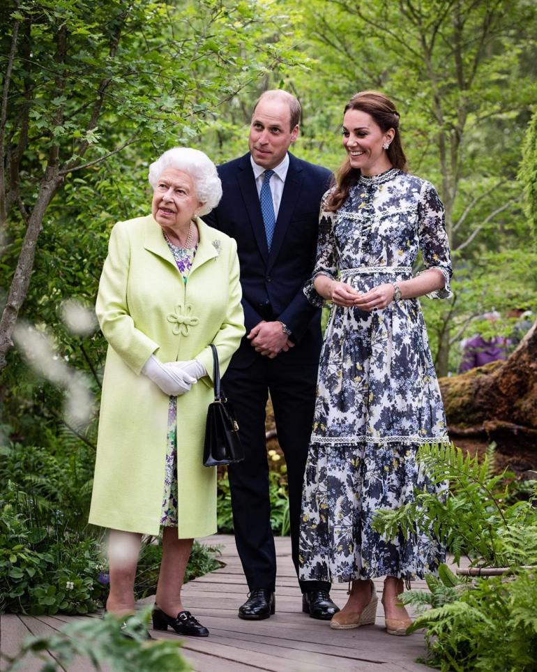 Королева Елизавета 2 с внуком и невесткой в саду