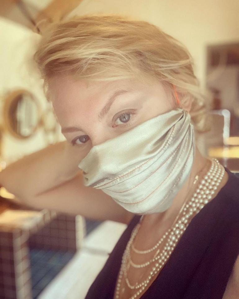 Рената Литвинова в маске на лице