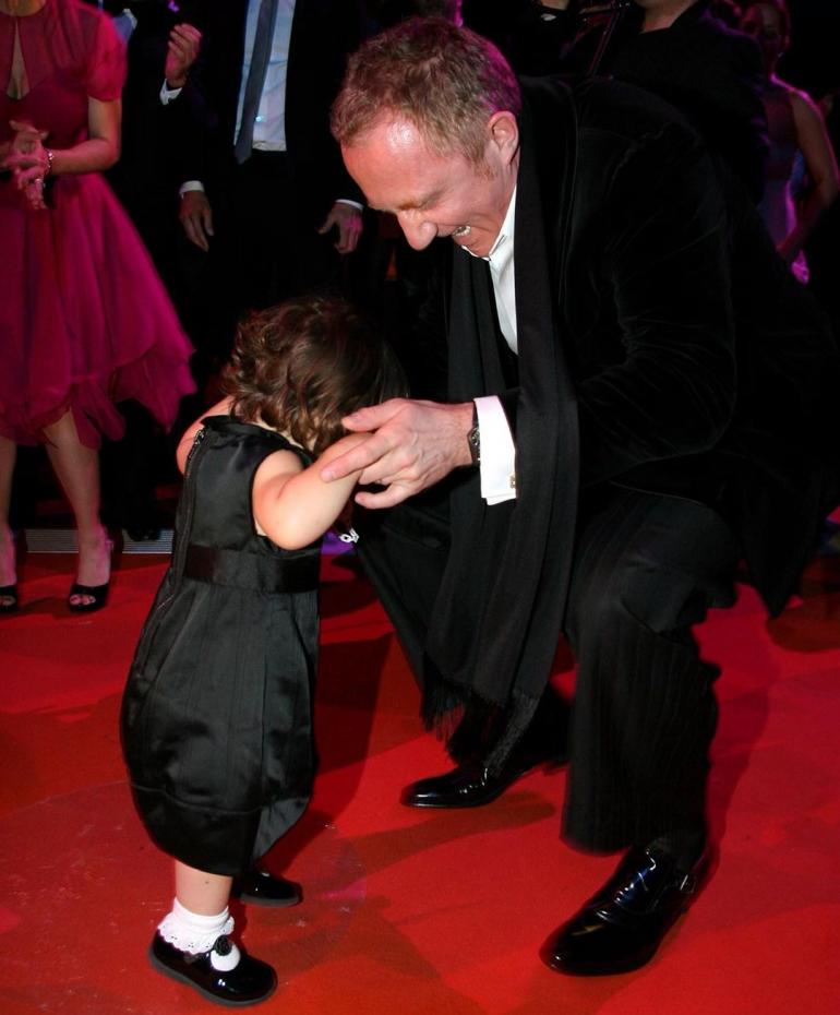Франсуа-Анри Пино танцует с маленькой дочкой