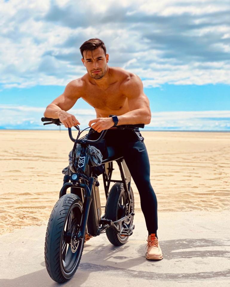 Сэм Асгари на велосипеде на пляже