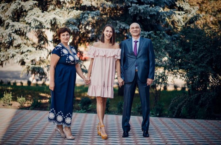 Александра Машлятина с родителями стоят на улице