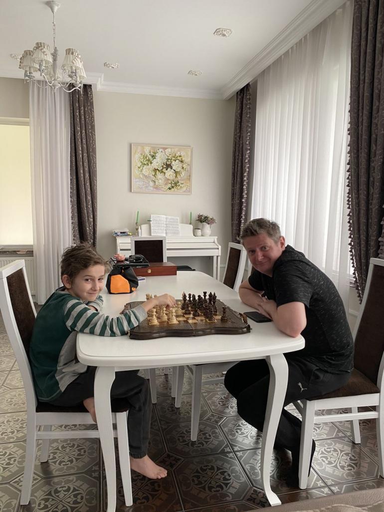 Сморигин играет в шахматы с сыном дома