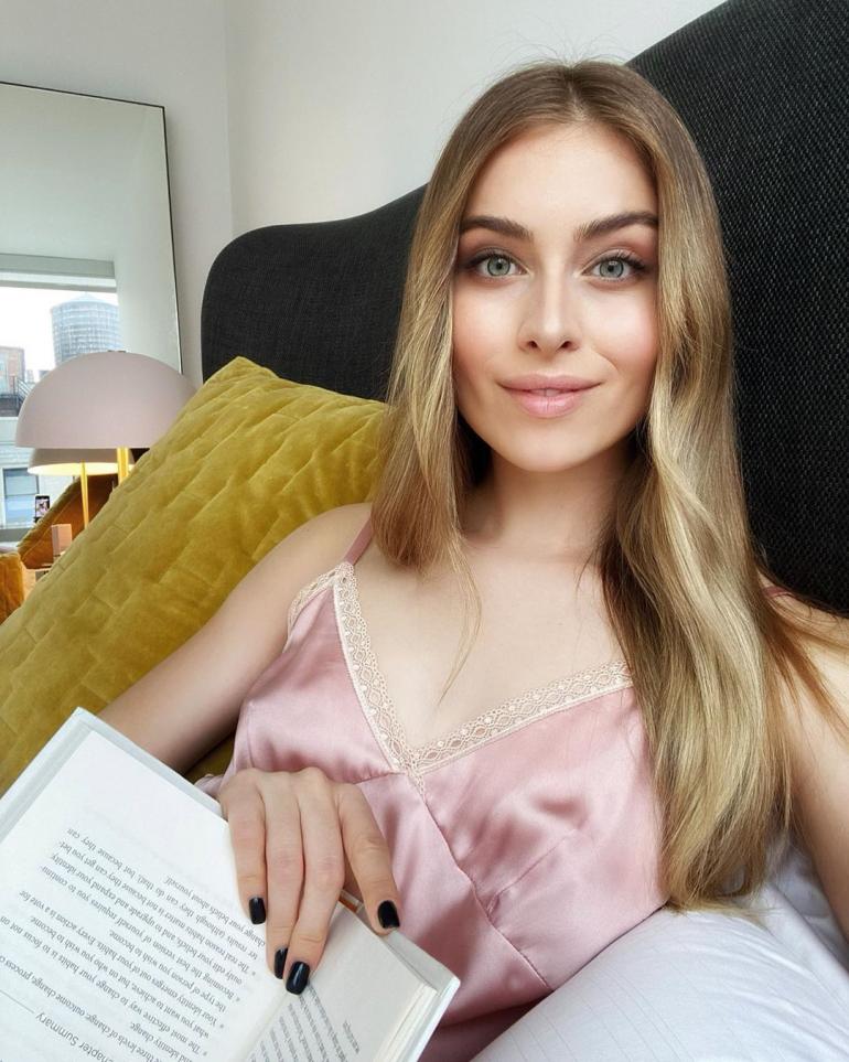 София Евдокименко с книгой в кровати