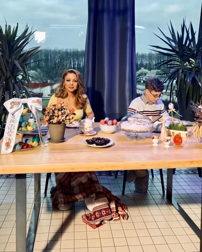 Тина Кароль с сыном Вениамином сидят за столом