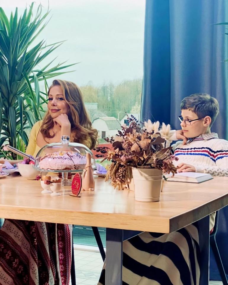 Тина Кароль с сыном Вениамином сидят за столом