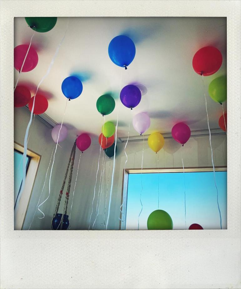Воздушные шары под потолком