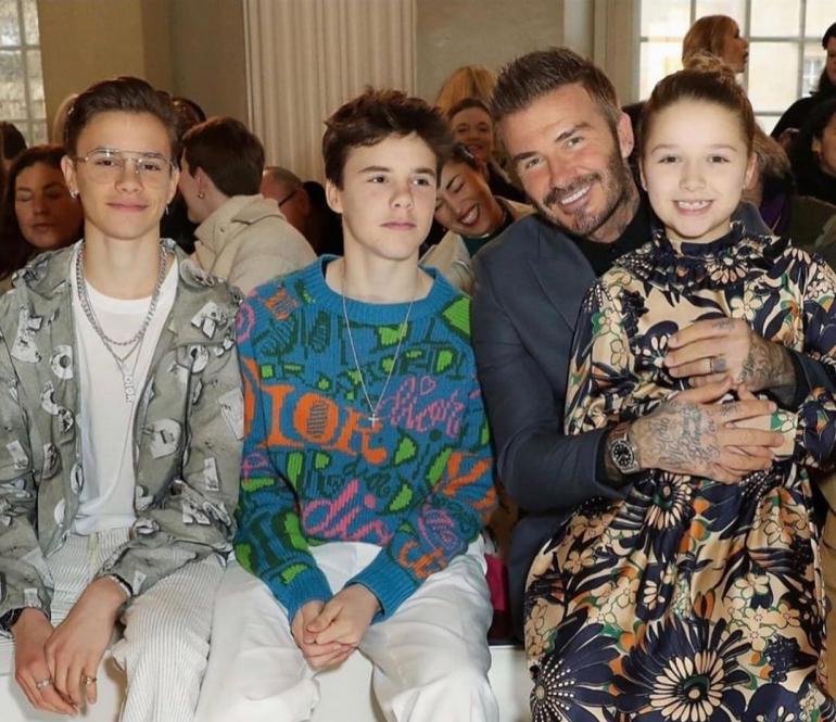 Дэвид Бекхэм с сыновьями Ромео и Крузом и дочкой Харпер сидят