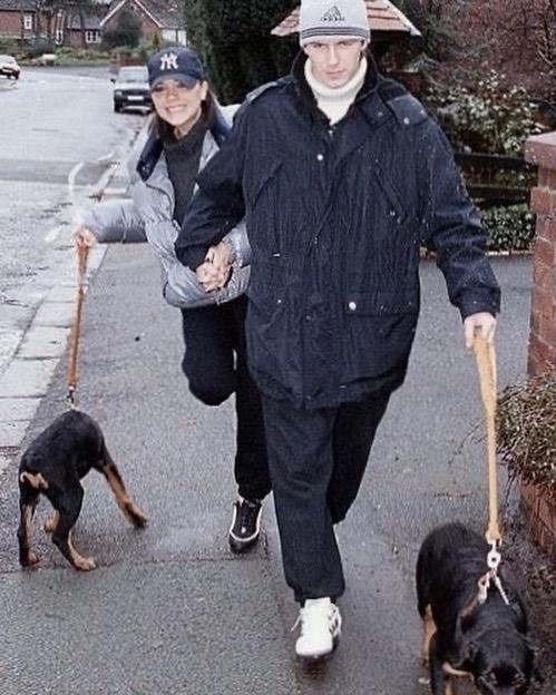 Виктория и Дэвид Бекхэм выгуливают собак