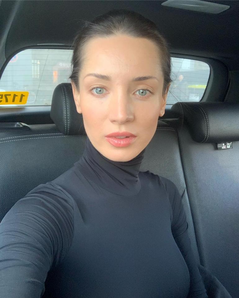 Татьяна Денисова сидит в машине