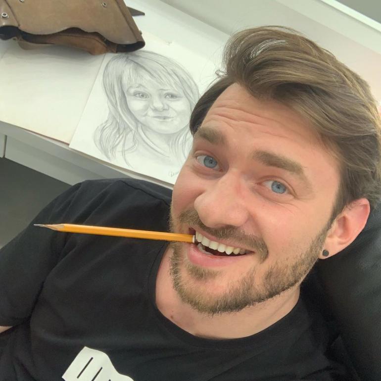 Дмитрий Дикусар с карандашом в зубах