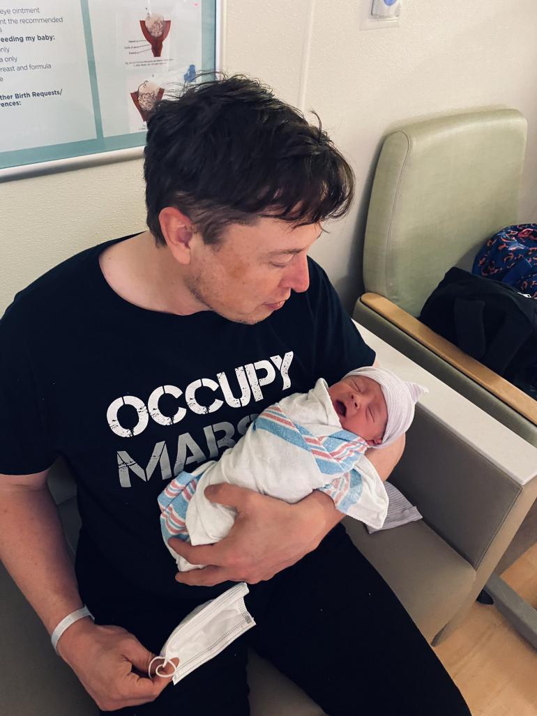 Илон Маск с новорожденным сыном на руках