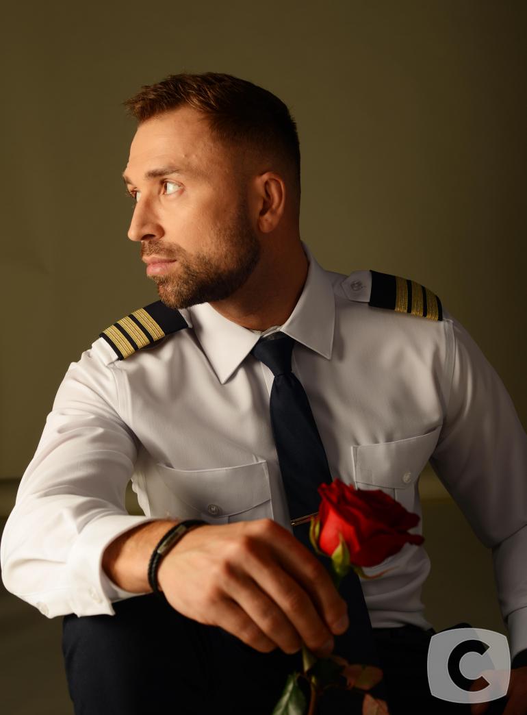 Макс Михайлюк с красной розой