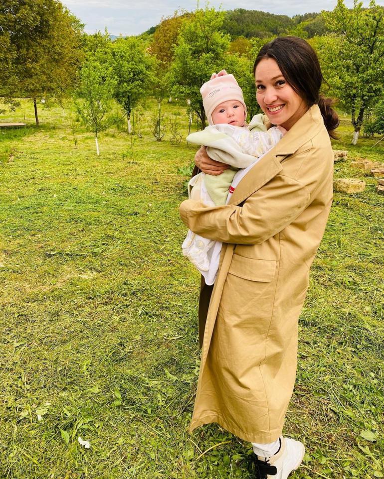 Наталка Карпа с дочкой на поляне