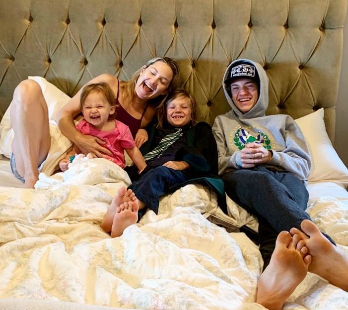 Кейт Хадсон с детьми лежит на кровати