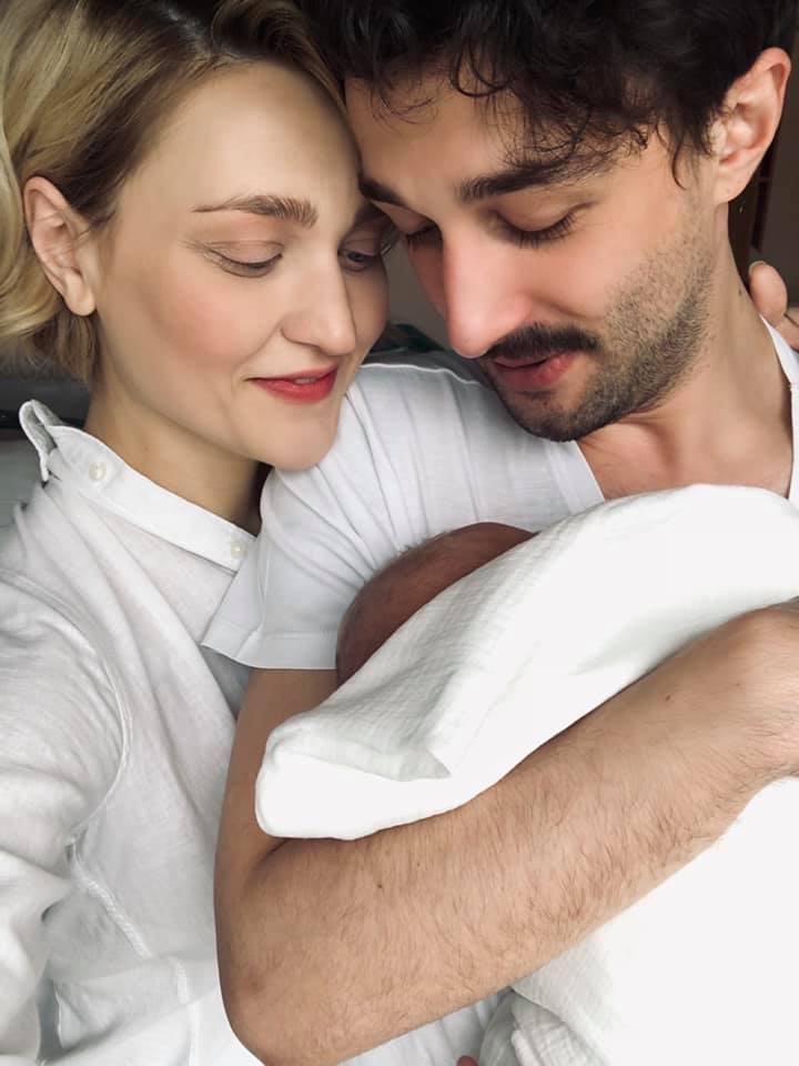 Вера Кекелия и Роман Дуда с новорожденным сыном стоят обнявшись