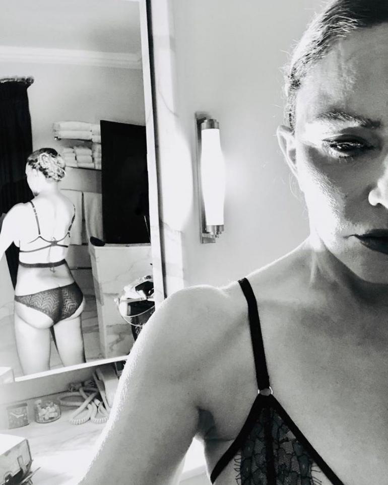 Мадонна в отражении в зеркале