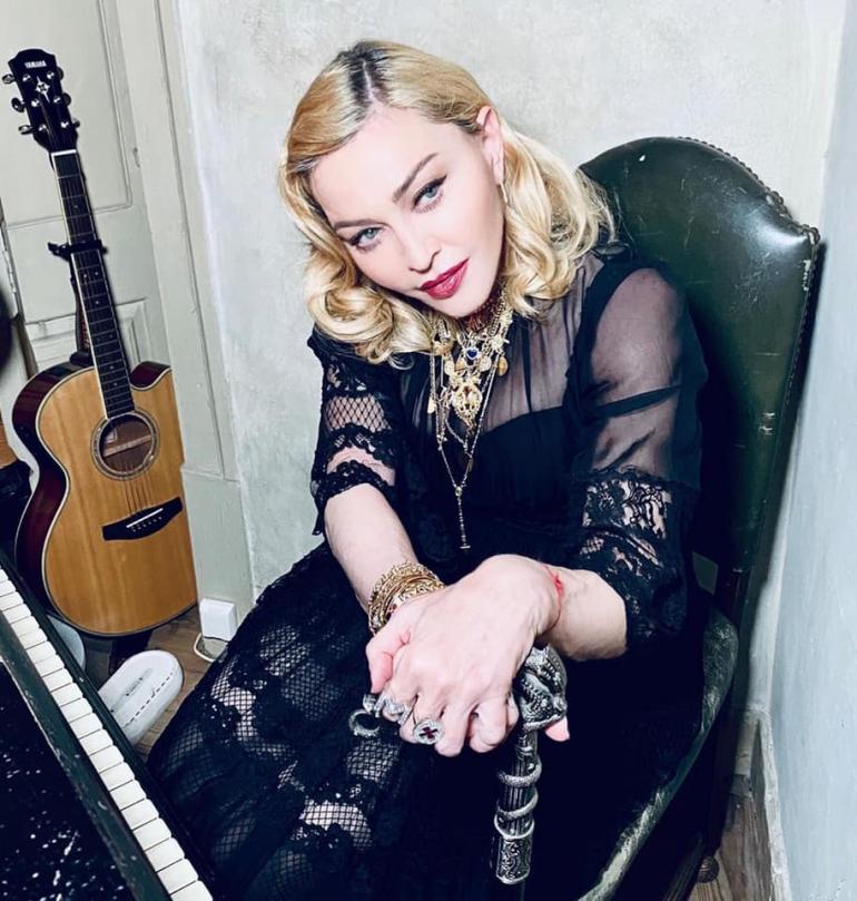 Мадонна сидит в кресле
