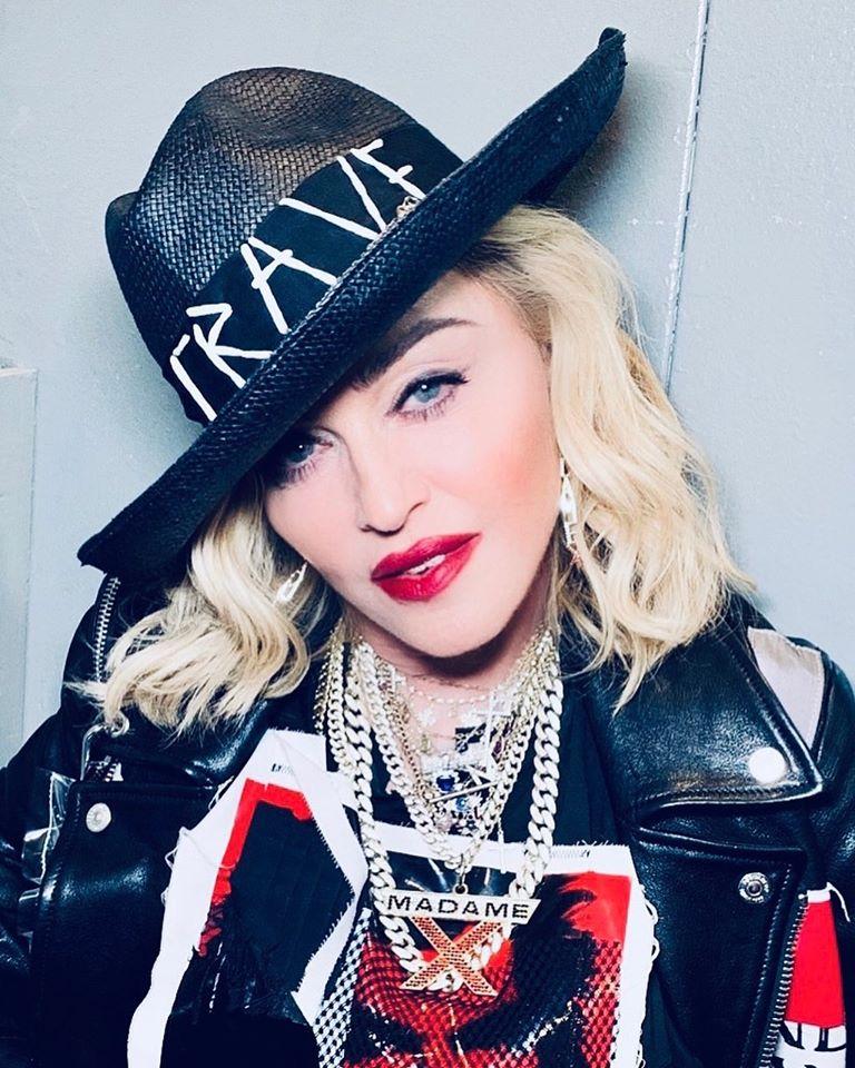 Мадонна в черной шляпе