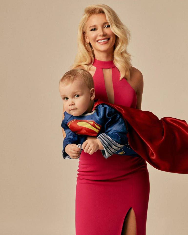 Миша Романова с сыном Мартином в костюме супермена