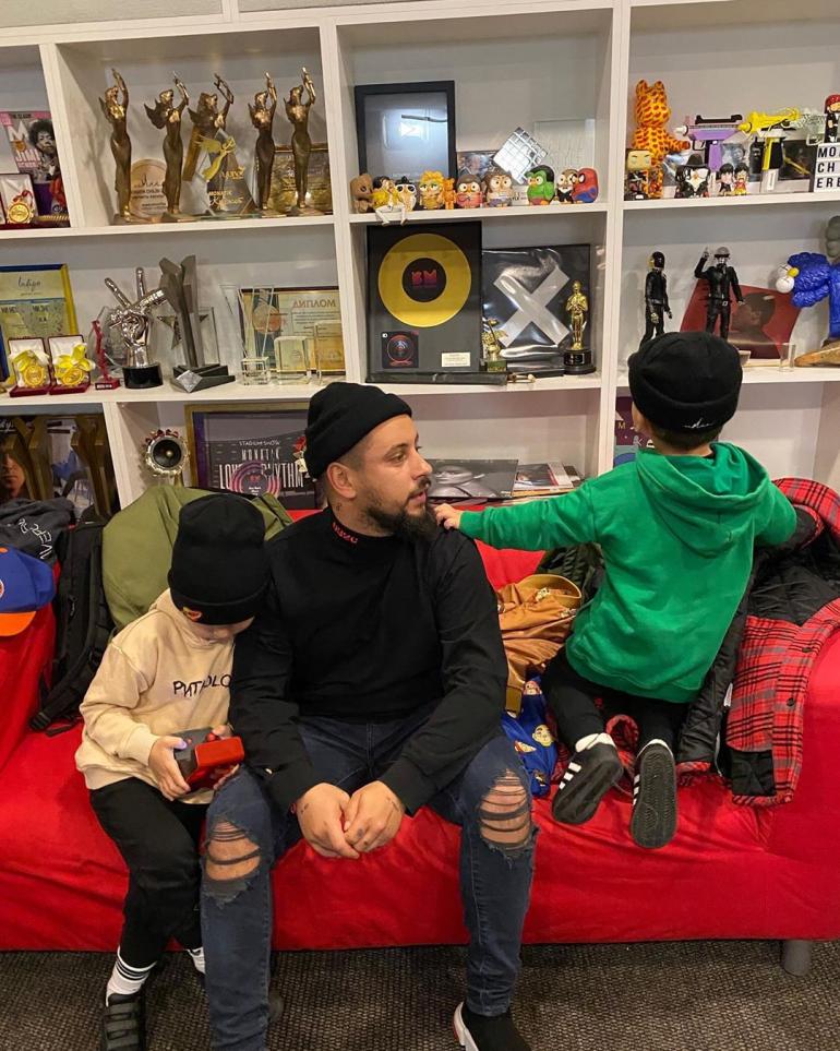 Дима Монатик с сыновьями сидит на диване