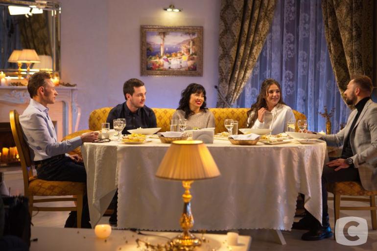 Холостяк-10: Даша и Макс дома с родителями сидят за столом