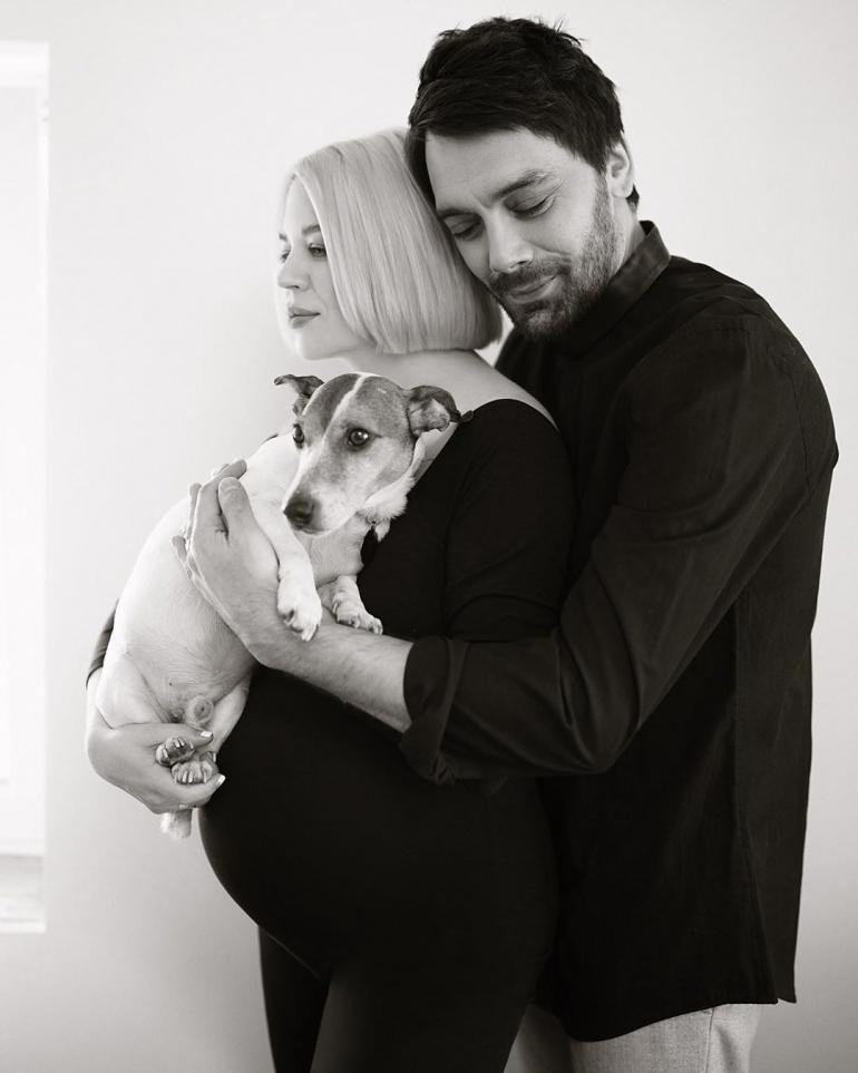 Беременная Onuka с мужем и собакой