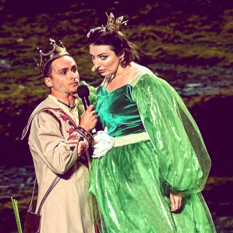Игорь Ласточкин и Анастасия Оруджова стоят на сцене в костюмах