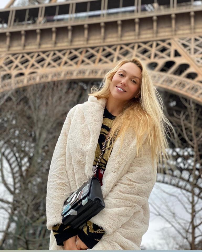 Оля Полякова сфотографировалась возле Эйфелевой башни в Париже