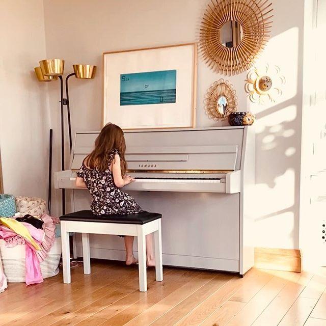 Дочка Робби Уильямса сидит играет на пианино