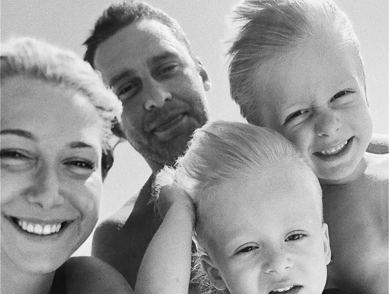 Стася с мужем и детьми черно-белая фотография