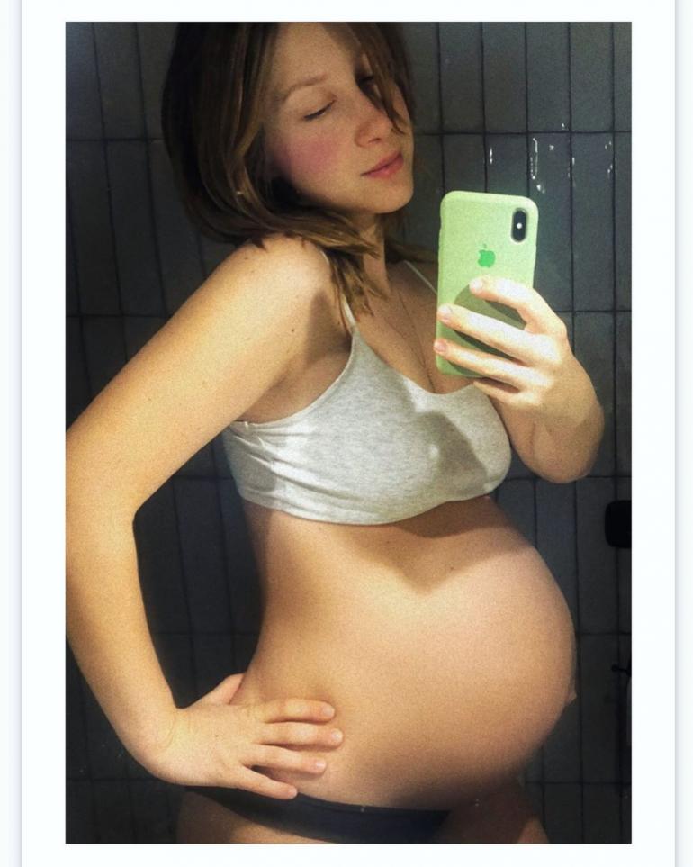 Стася Ровинская стоит беременная в профиль
