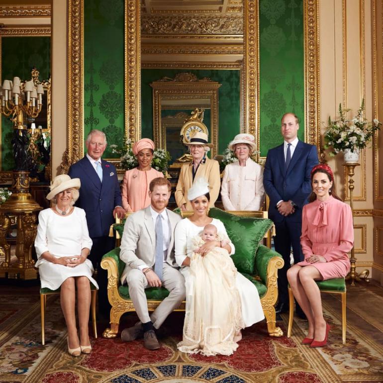 Королевская семья в зале
