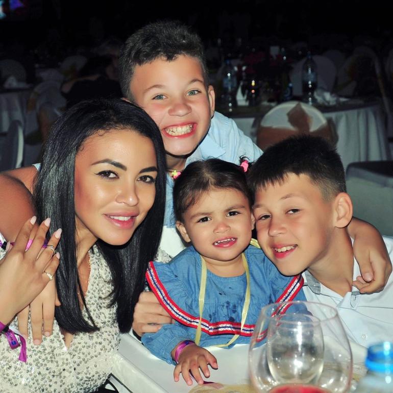 Полина Ололо с детьми