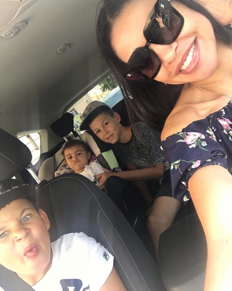 Полина Ололо с детьми в машине