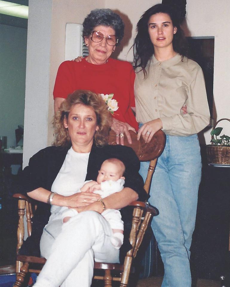 Деми Мур стоит с мамой и бабушкой