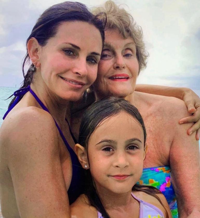 Кортни Кокс с мамой и дочкой с море