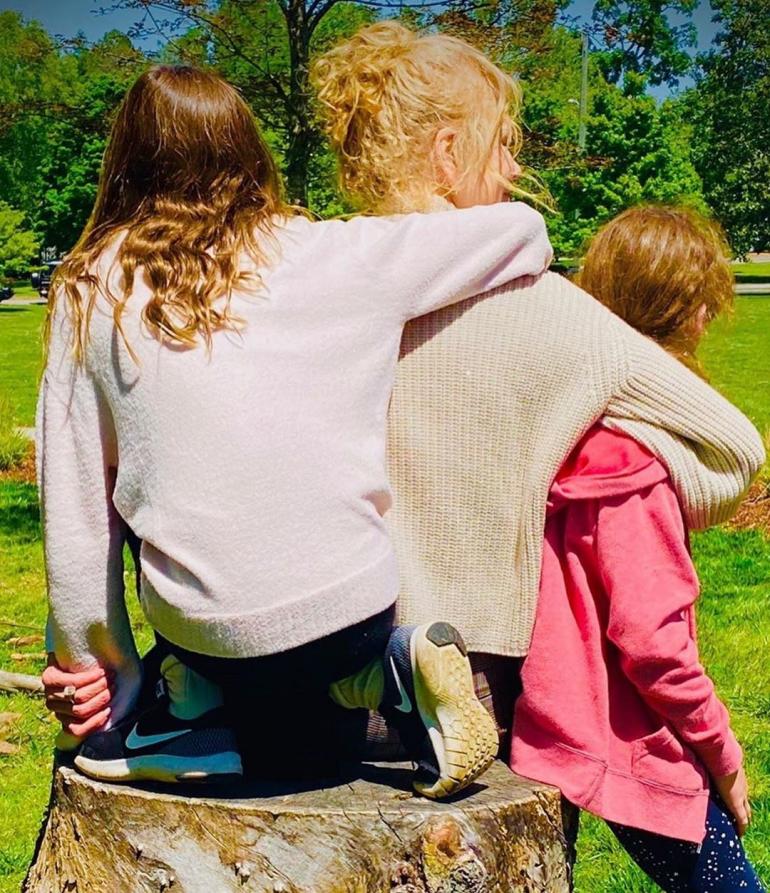 Николь Кидман сидит спиной с дочками