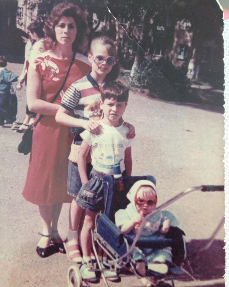 Оля Фреймут в детстве с мамой, братом и сестрой