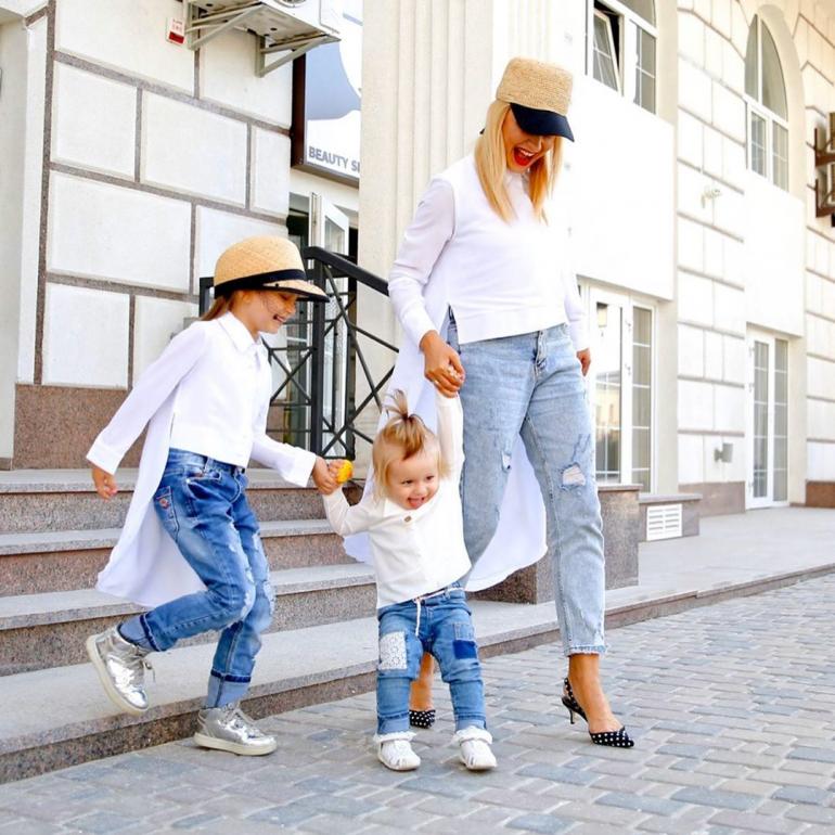 Лилия Ребрик с дочками Дианой и Полиной идут по улице